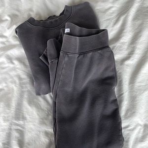 Aritzia TNA sweat set in dark acid wash gray